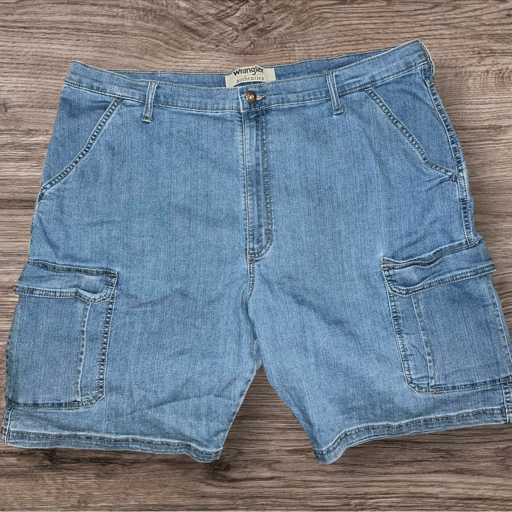 Wrangler Women's Blue Shorts w/ Pockets. Size 42. In Great Condition